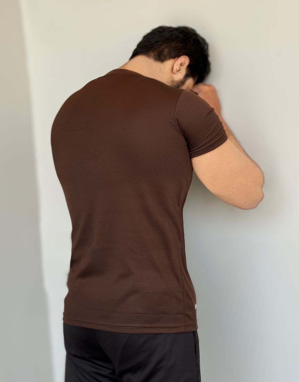 SMOOTH FLEX T-SHIRT WITH UNIQUE HALF SLEEVES DESIGN - BROWN